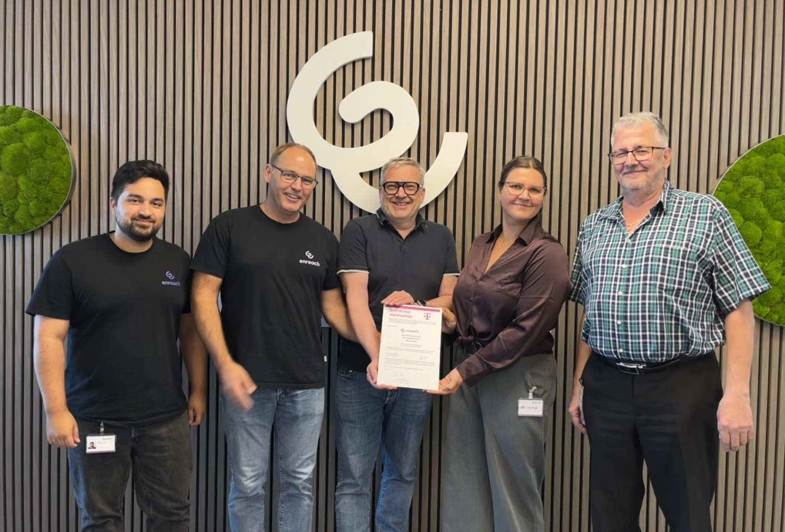 Enreach freut sich, erneut das Zero Outage Zertifikat der Deutschen Telekom entgegenzunehmen (im Bild zu sehen v.l.n.r.): Eduardo Manrique, Tobias Krebs und Marco Crueger von Enreach sowie Cindy Charlier und Ralf Zacke von der Deutschen Telekom).